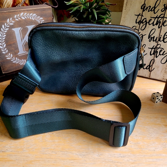 Unisex Crossbody Fanny Packs - Picture 11 of 16
